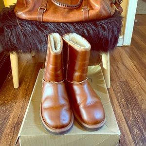 Uggs short leather classic